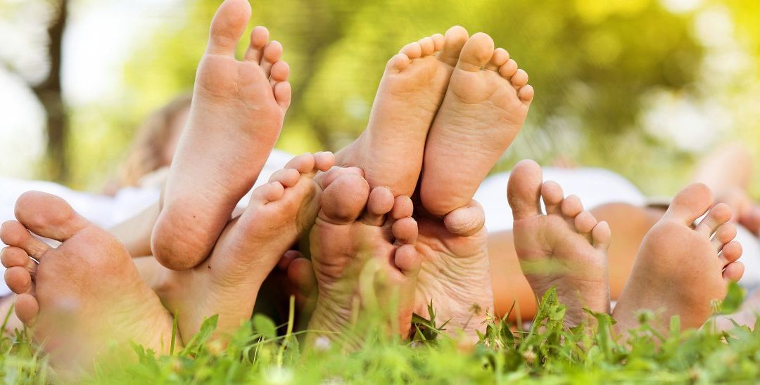 5 Mögliche Fußfehlstellungen bei Kindern und Tipps für den Alltag