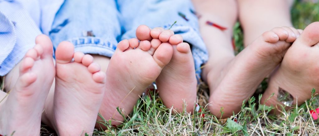Kinderfüße, Barfußschuhe für Kinder pumpen